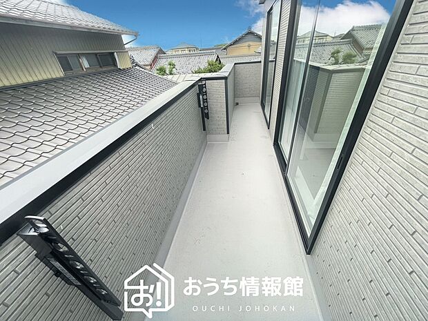 【バルコニー】奥行きが広く、洗濯物をゆったりと干せる十分な広さで、家族の洗濯も捗ります。