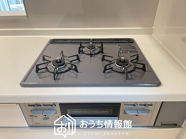 【ビルトインコンロ】フラットな構造で清掃性が高く、過熱防止センサー付３口タイプで日頃の家事も快適です。