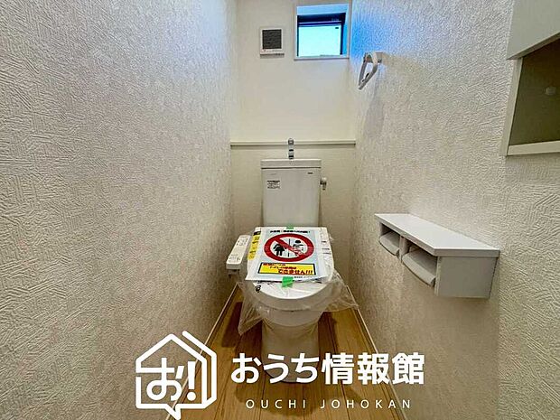 【トイレ】汚れてもサッとひと拭きでお手入れ簡単、エコ仕様の温水洗浄便座付きのトイレです。
バリアフリーにも配慮しています。