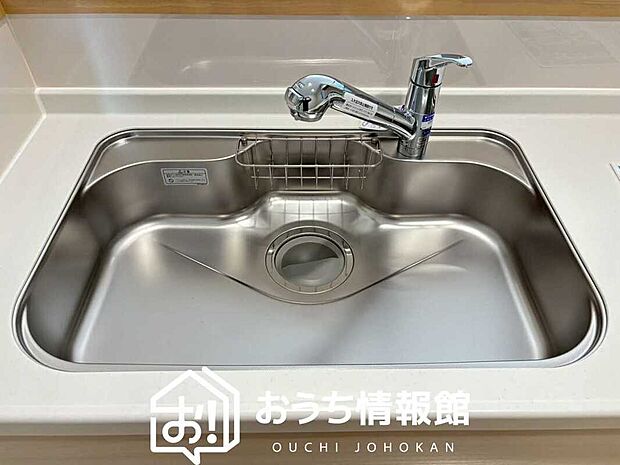 【浄水器内臓ハンドシャワー付シンク】広々とした凸型シンクに洗剤ポケットを標準装備。すっきり収納できます。
また、蛇口の先端に浄水器を内蔵しているため場所をとりません。