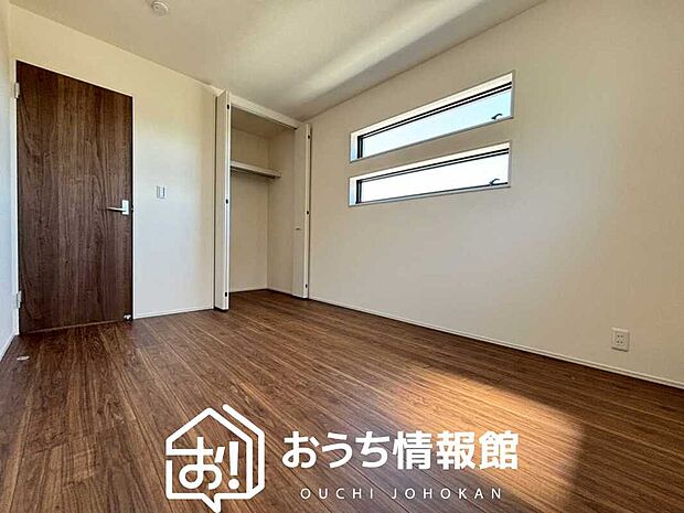 【現地写真(洋室)】木目の美しさを際立たせるシンプルデザインの建具を使用しています。