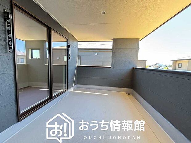 【バルコニー】奥行きが広く、洗濯物をゆったりと干せる十分な広さで、家族の洗濯も捗ります。