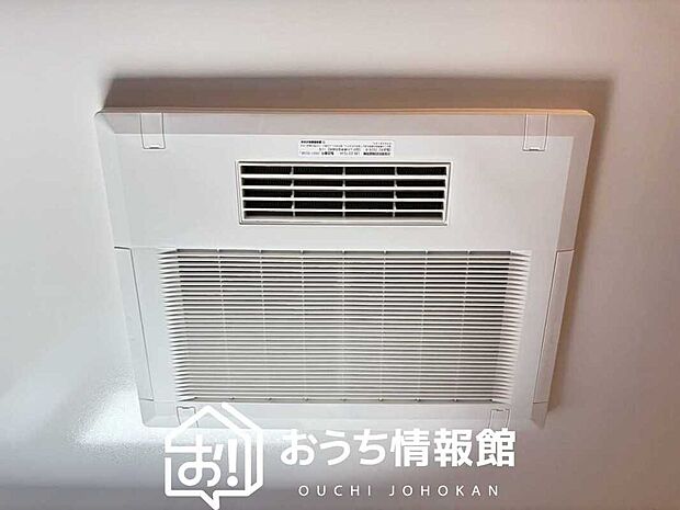 【電気式浴室暖房換気乾燥機】寒い冬場はあたたかく、暑い夏場は扇風機のような心地よさです。
雨の日は、浴室が衣類乾燥スペースになります。