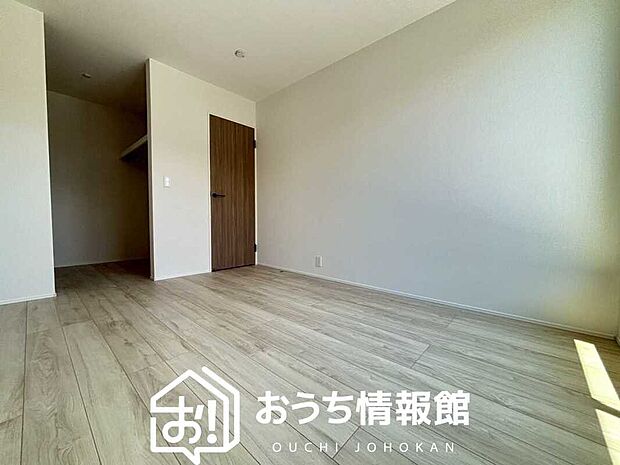 【現地写真（寝室）】木目の美しさを際立たせるシンプルデザインの建具を使用しています。