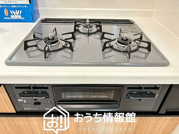 【ビルトインコンロ】フラットな構造で清掃性が高く、過熱防止センサー付３口タイプで日頃の家事も快適です。