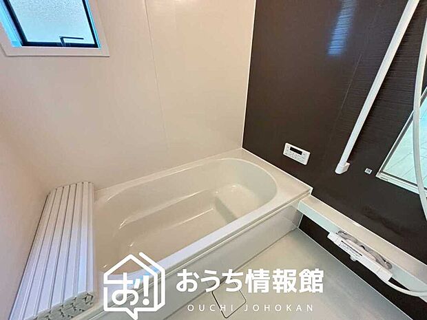 【現地写真（浴室）】浴室暖房乾燥機付き。１坪タイプで広々です。