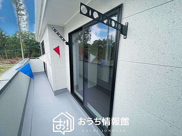 【バルコニー】奥行きが広く、洗濯物をゆったりと干せる十分な広さで、家族の洗濯も捗ります。