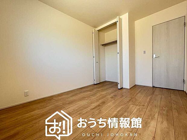 【現地写真（洋室）】木目の美しさを際立たせるシンプルデザインの建具を使用しています。