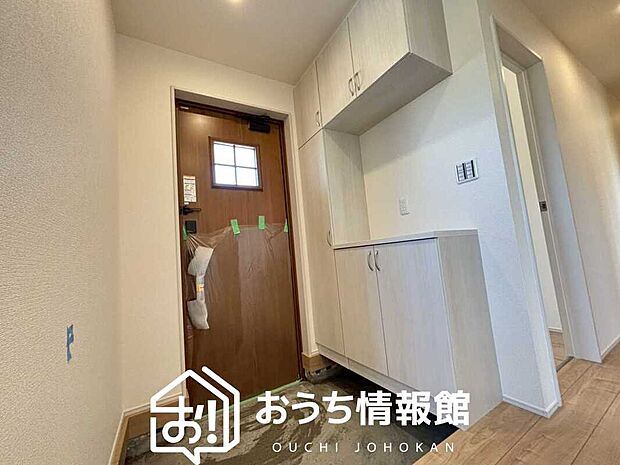 【現地写真（玄関）】玄関には、大型のシューズ収納を設置しています。