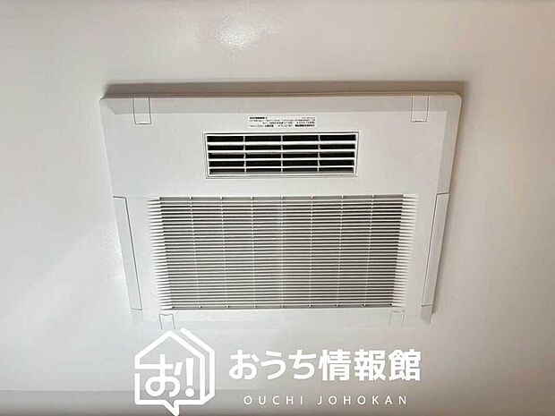 【電気式浴室暖房換気乾燥機】寒い冬場はあたたかく、暑い夏場は扇風機のような心地よさです。
雨の日は、浴室が衣類乾燥スペースになります。