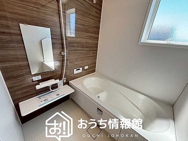 【現地写真（浴室）】浴室暖房乾燥機付き。１坪タイプで広々です。