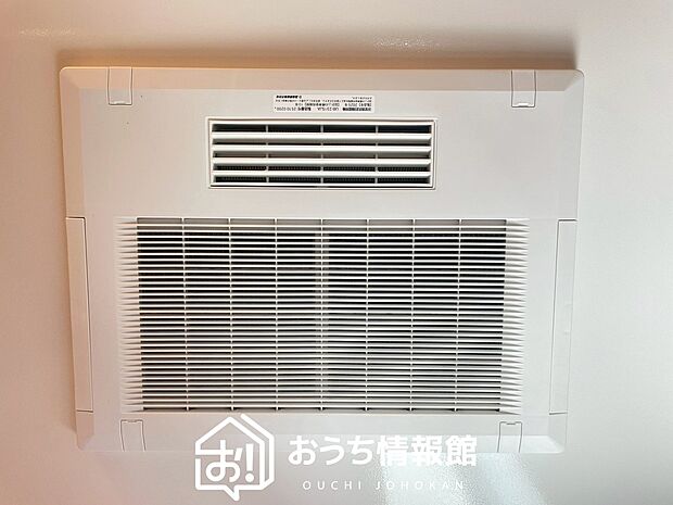 【電気式浴室暖房換気乾燥機】寒い冬場はあたたかく、暑い夏場は扇風機のような心地よさです。
雨の日は、浴室が衣類乾燥スペースになります。