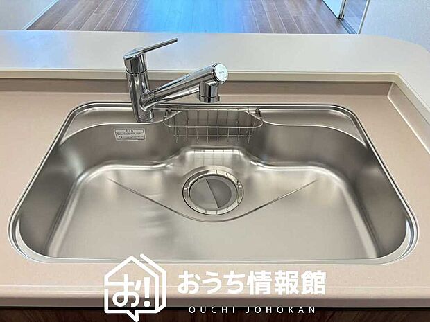 【浄水器内臓型ハンドシャワー付シンク】傷や汚れが付きにくい静音仕様の全面エンボス加工シンク。
また、蛇口の先端に浄水器を内蔵。浄水シャワーが使える毎分4リットルのたっぷり浄水。
