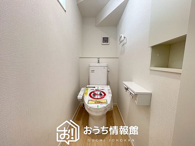 【トイレ】汚れてもサッとひと拭きでお手入れ簡単、エコ仕様の温水洗浄便座付きのトイレです。
バリアフリーにも配慮しています。