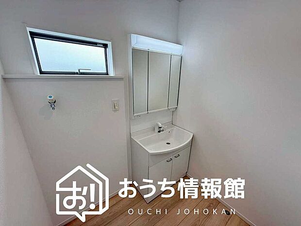 【洗面台・洗面所】鏡の両サイドは、必要なものを取出しやすく、大きな鏡面で朝の準備も快適。
使いやすいリフトアップ機能付きのシングルレバーシャワー水栓付です。