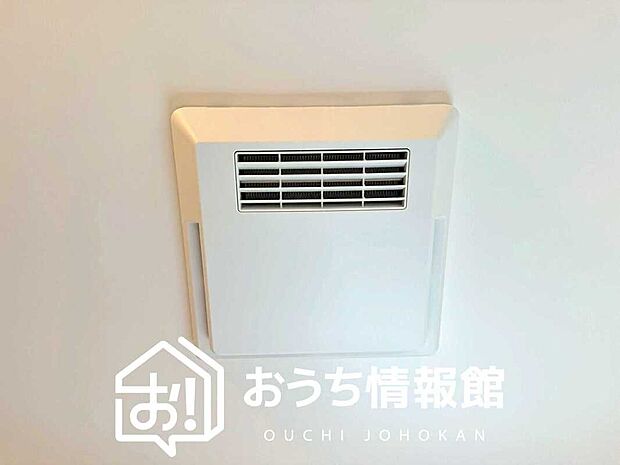 【浴室暖房換気乾燥機】サイドブロー機能で、乾燥効率アップです。
サイドに吹き出しを搭載することにより浴室内を端まで循環する気流ができ、さらに省エネ性能がアップします。