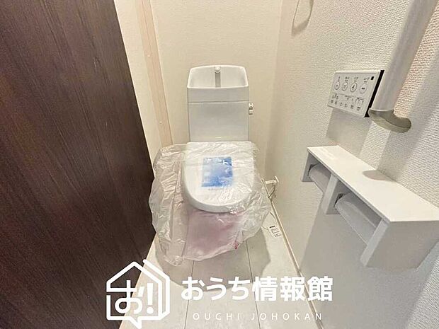 【トイレ】汚れてもサッとひと拭きでお手入れ簡単、エコ仕様の温水洗浄便座付きのトイレです。
バリアフリーにも配慮しています。