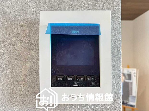 【TVモニター付インターホン】手放し通話ができ、送話表示灯で送話・受話状態が確認できます。
映像と音声で玄関先の様子をチェックできるモニター機能や、夜間の訪問者の顔も確認できるLEDライトを装備しています。