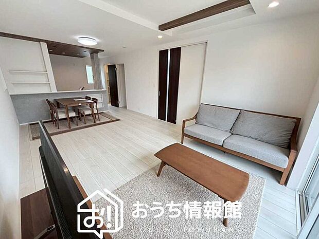 【現地写真（リビング）】フローリング材には、木目、色調など木材特有の風合いがあり、ナチュラルな美しさになっています。