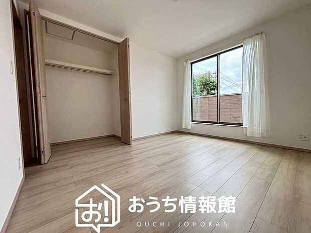 【現地写真（寝室）】木目の美しさを際立たせるシンプルデザインの建具を使用しています。