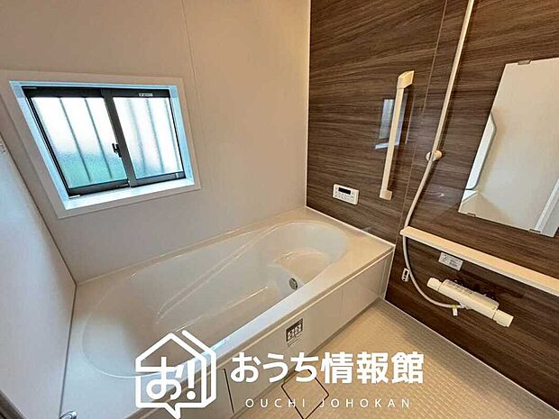 【現地写真（浴室）】浴室暖房乾燥機付き。１坪タイプで広々です。
