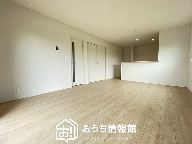 【現地写真（リビング）】フローリング材には、木目、色調など木材特有の風合いがあり、ナチュラルな美しさになっています。