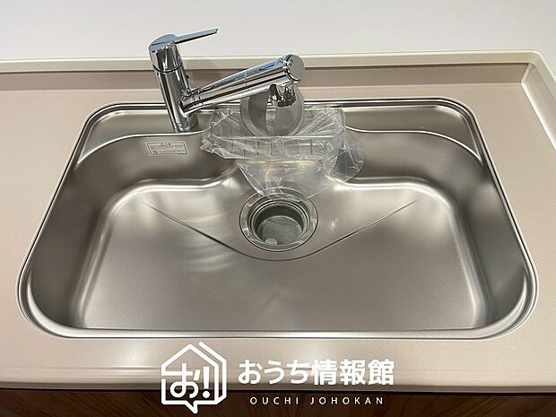 【浄水器内臓型ハンドシャワー付シンク】傷や汚れが付きにくい静音仕様の全面エンボス加工シンク。
また、蛇口の先端に浄水器を内蔵。浄水シャワーが使える毎分4リットルのたっぷり浄水。