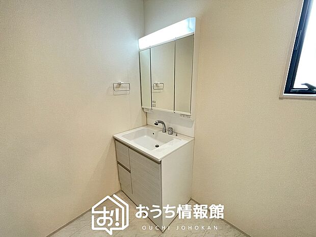 【洗面台・洗面所】鏡の両サイドは、必要なものを取出しやすく、大きな鏡面で朝の準備も快適。
使いやすいリフトアップ機能付きのシングルレバーシャワー水栓付です。