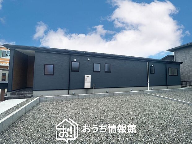 【現地写真（外観）【３号地】】軽くて火災に強い屋根材を採用し、地震時の建物への負担や揺れを軽減しています。