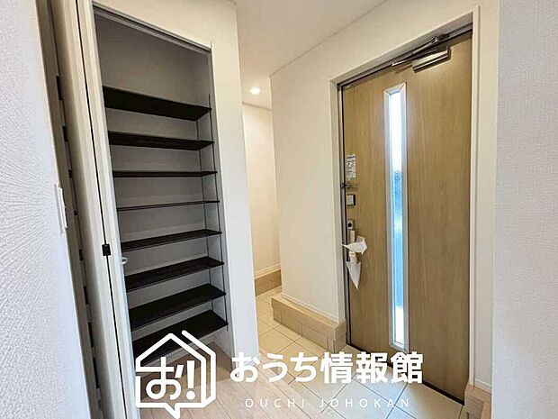 【現地写真（玄関）】玄関には、大型のシューズ収納を設置しています。
