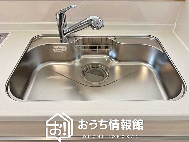 【浄水器内臓ハンドシャワー付シンク】広々とした凸型シンクに洗剤ポケットを標準装備。すっきり収納できます。
また、蛇口の先端に浄水器を内蔵しているため場所をとりません。