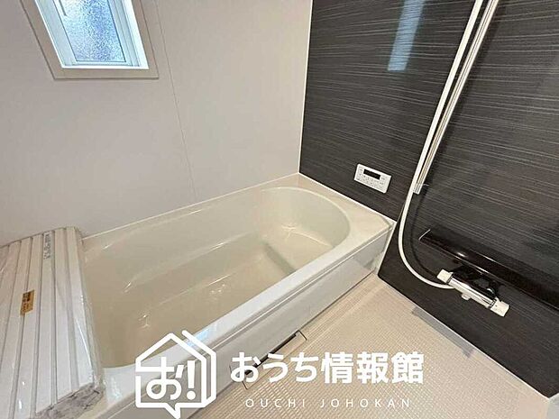 【現地写真（浴室）】浴室暖房乾燥機付き。１坪タイプで広々です。