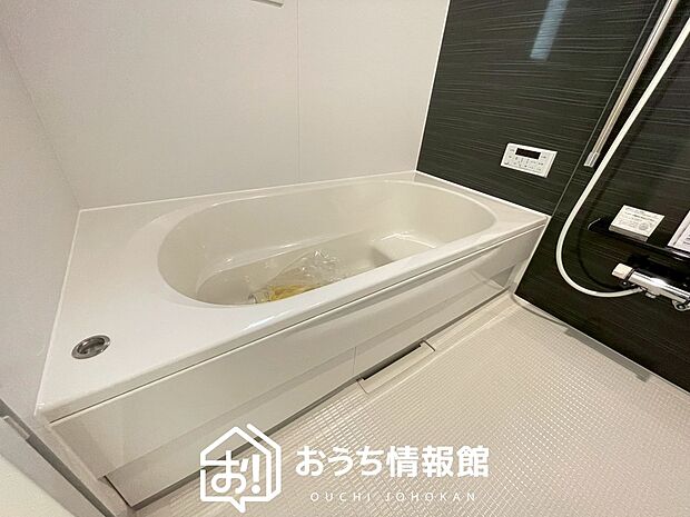 【現地写真（浴室）】浴室暖房乾燥機付き。１坪タイプで広々です。