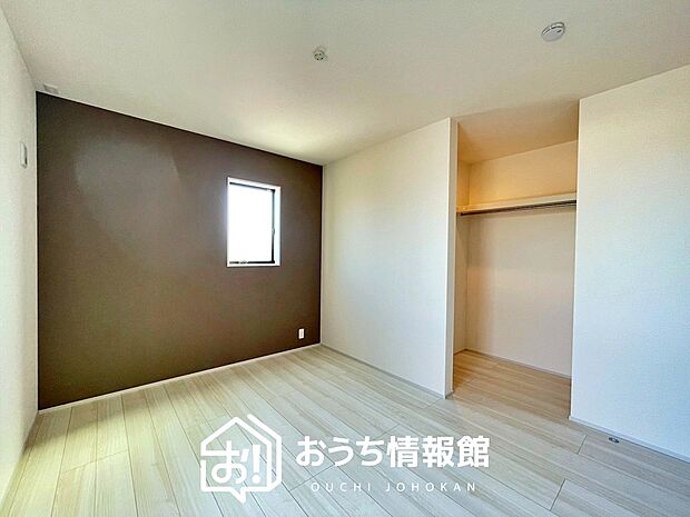 【現地写真（寝室）】木目の美しさを際立たせるシンプルデザインの建具を使用しています。
