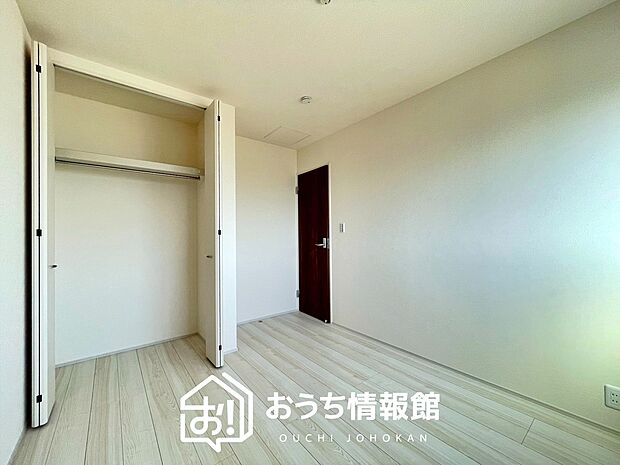 【現地写真（洋室）】木目の美しさを際立たせるシンプルデザインの建具を使用しています。
