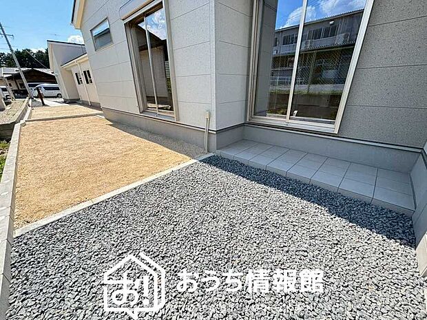 【庭】広々としたプライベート空間でお子様との遊び場、家庭菜園も可能です。