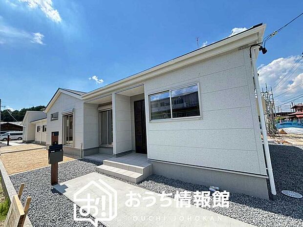【現地写真（外観）【４号地】】雨で汚れを落とし、耐久性・耐候性に優れた外壁を使用しています。