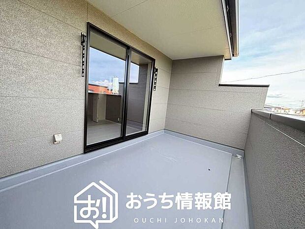 【バルコニー】奥行きが広く、洗濯物をゆったりと干せる十分な広さで、家族の洗濯も捗ります。