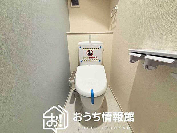 【トイレ】汚れてもサッとひと拭きでお手入れ簡単、エコ仕様の温水洗浄便座付きのトイレです。
バリアフリーにも配慮しています。