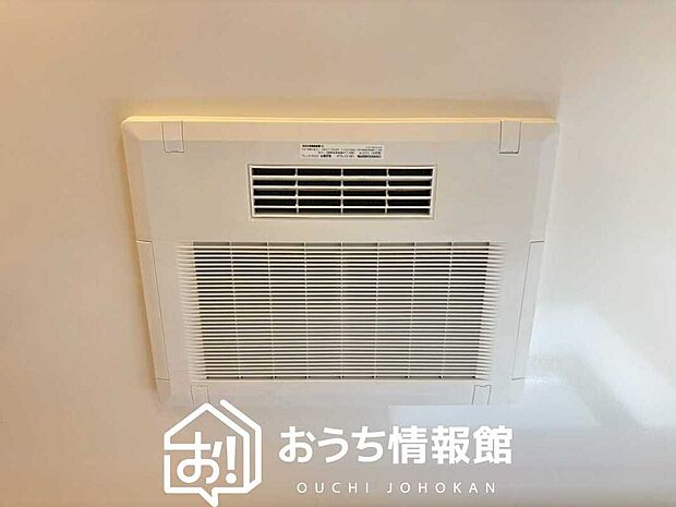 【電気式浴室暖房換気乾燥機】寒い冬場はあたたかく、暑い夏場は扇風機のような心地よさです。
雨の日は、浴室が衣類乾燥スペースになります。
