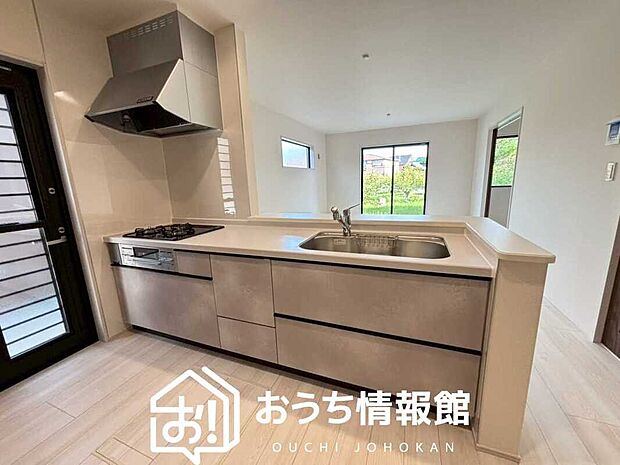 【現地写真（キッチン）】収納たっぷりのシステムキッチン、浄水器付水栓を標準装備しています。