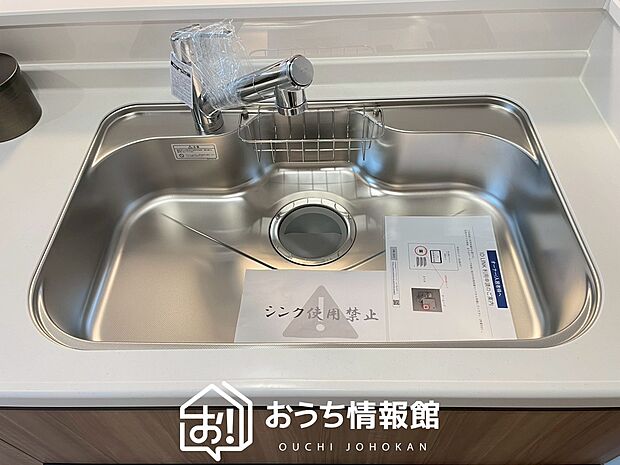 【浄水器内臓ハンドシャワー付シンク】広々とした凸型シンクに洗剤ポケットを標準装備。すっきり収納できます。
また、蛇口の先端に浄水器を内蔵しているため場所をとりません。