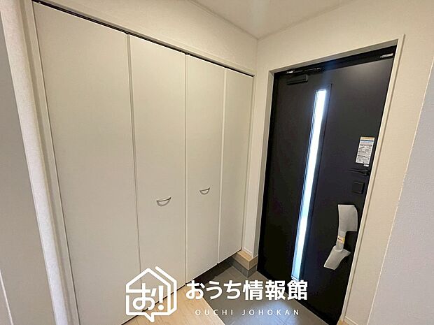 【現地写真（玄関）】玄関には、大型のシューズ収納を設置しています。