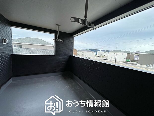 【バルコニー】奥行きが広く、洗濯物をゆったりと干せる十分な広さで、家族の洗濯も捗ります。