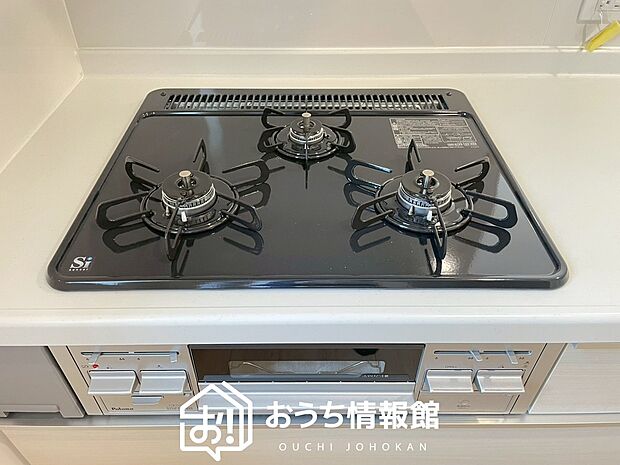 【ビルトインコンロ】フラットな構造で清掃性が高く、過熱防止センサー付３口タイプで日頃の家事も快適です。