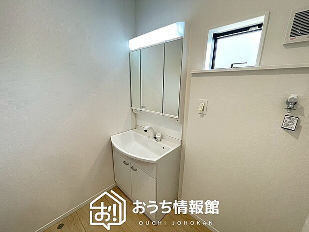 【洗面台・洗面所】鏡の両サイドは、必要なものを取出しやすく、大きな鏡面で朝の準備も快適。
使いやすいリフトアップ機能付きのシングルレバーシャワー水栓付です。