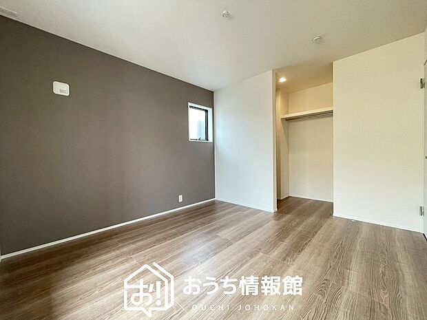 【現地写真（寝室）】木目の美しさを際立たせるシンプルデザインの建具を使用しています。
