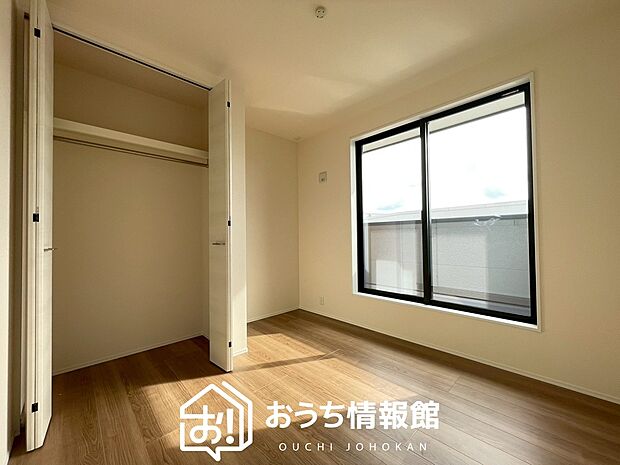 【現地写真（洋室）】木目の美しさを際立たせるシンプルデザインの建具を使用しています。