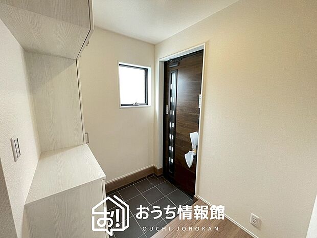 【現地写真（玄関）】玄関には、大型のシューズ収納を設置しています。