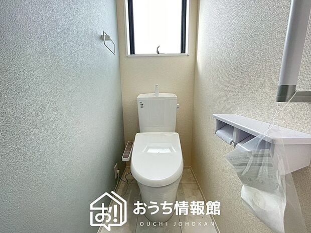【トイレ】汚れてもサッとひと拭きでお手入れ簡単、エコ仕様の温水洗浄便座付きのトイレです。
バリアフリーにも配慮しています。
